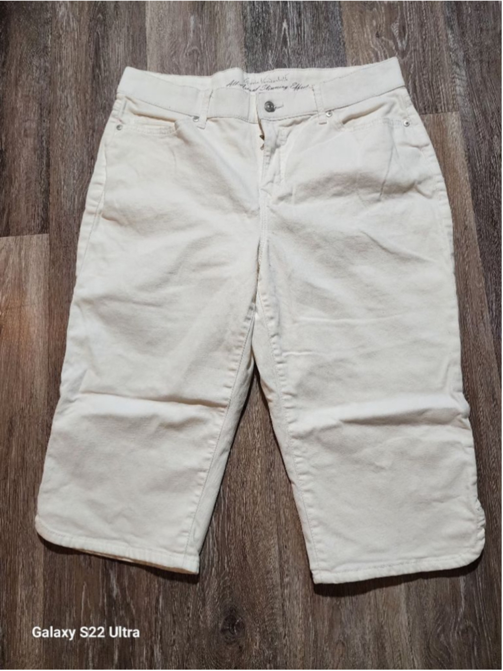Women's Gloria Vanderbilt Beige Bermuda Shorts Size 12